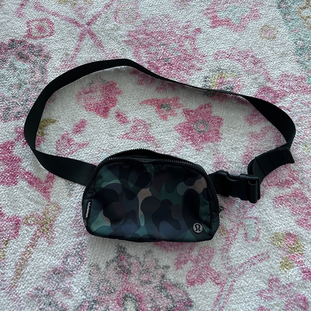 Lululemon Everywhere Belt Bag 1L